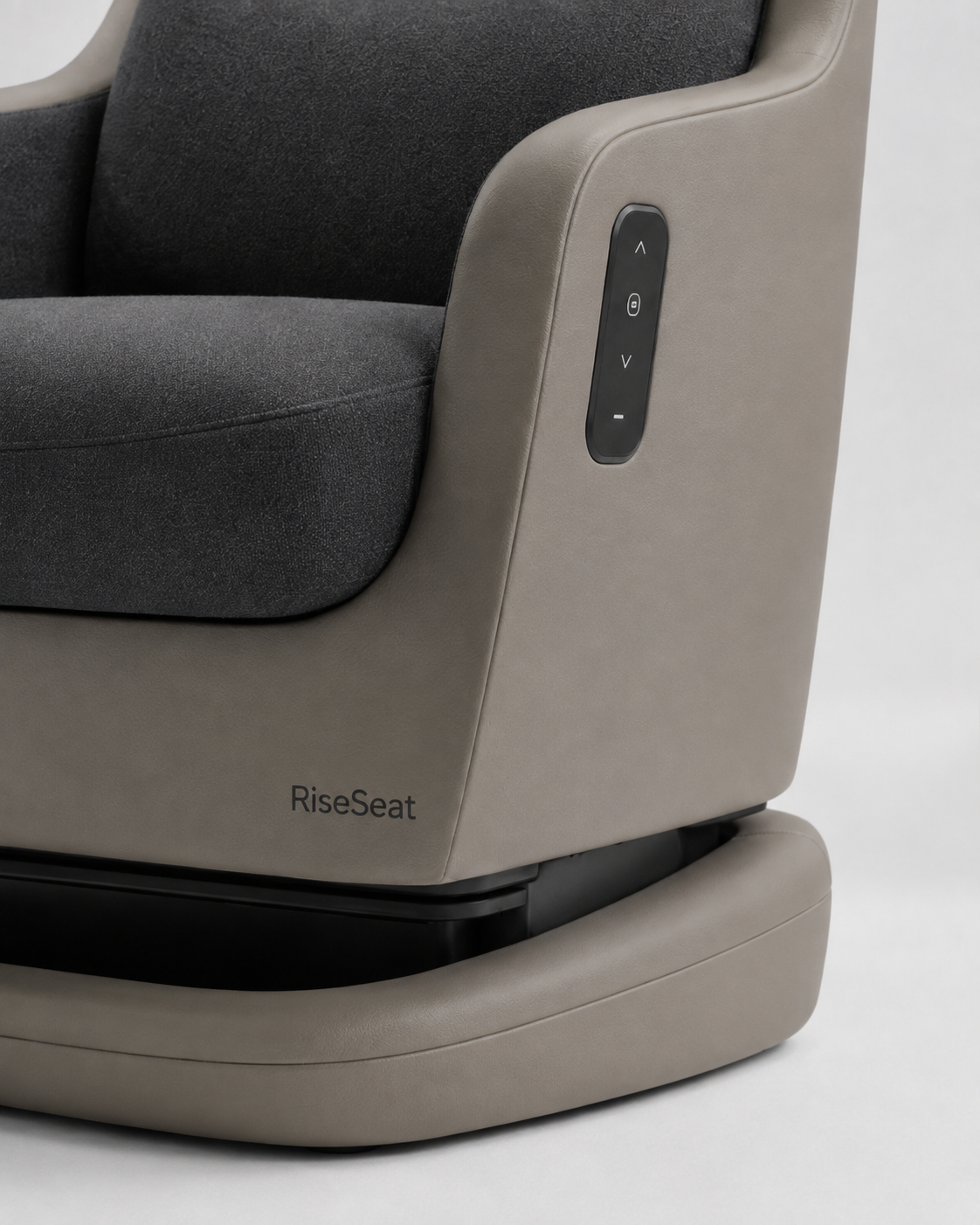 Detalle del panel lateral de RiseSeat RS3 con controles de subida y bajada y vista de la base.