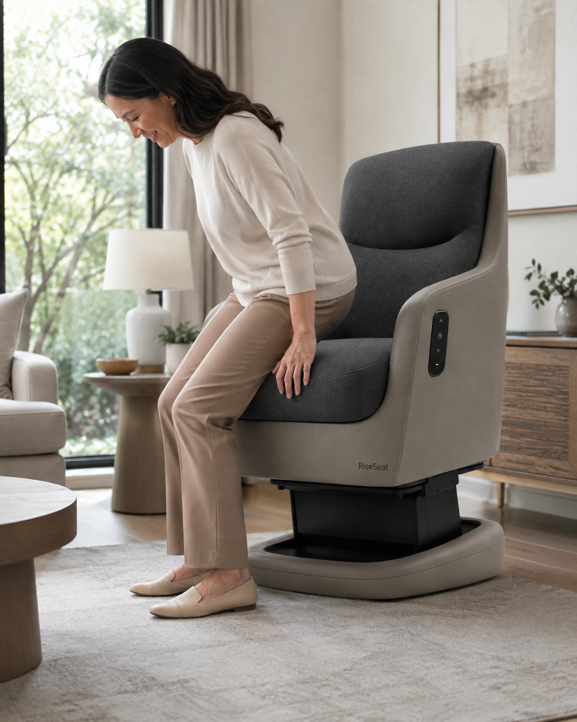 Persona sentándose en RiseSeat RS3 en posición alta dentro de un salón.
